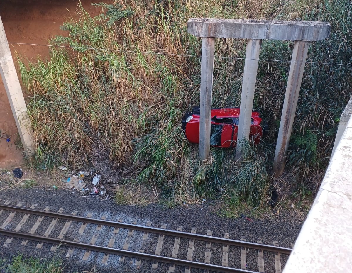 Carro cai em linha férrea em Jaguariúna após motorista perder controle do veículo 