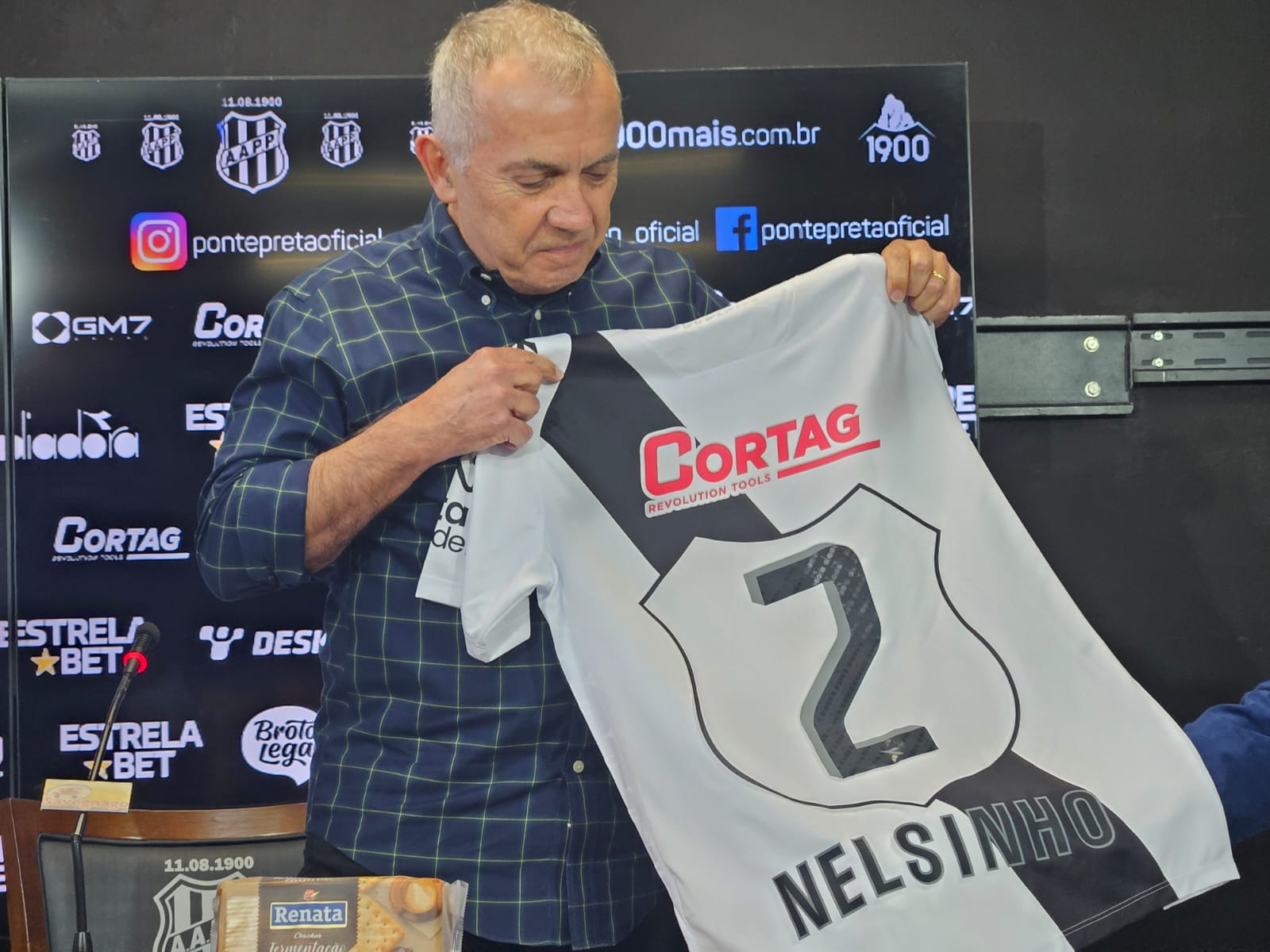 “Estou feliz por ser a Ponte Preta”, diz Nelsinho Baptista sobre retorno ao futebol brasileiro