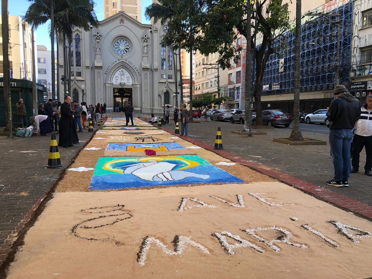 Fiéis confeccionam tapete de Corpus Christi na Basílica do Carmo