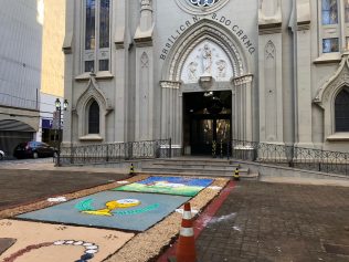 Fiéis confeccionam tapete de Corpus Christi na Basílica do Carmo