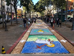 Fiéis confeccionam tapete de Corpus Christi na Basílica do Carmo