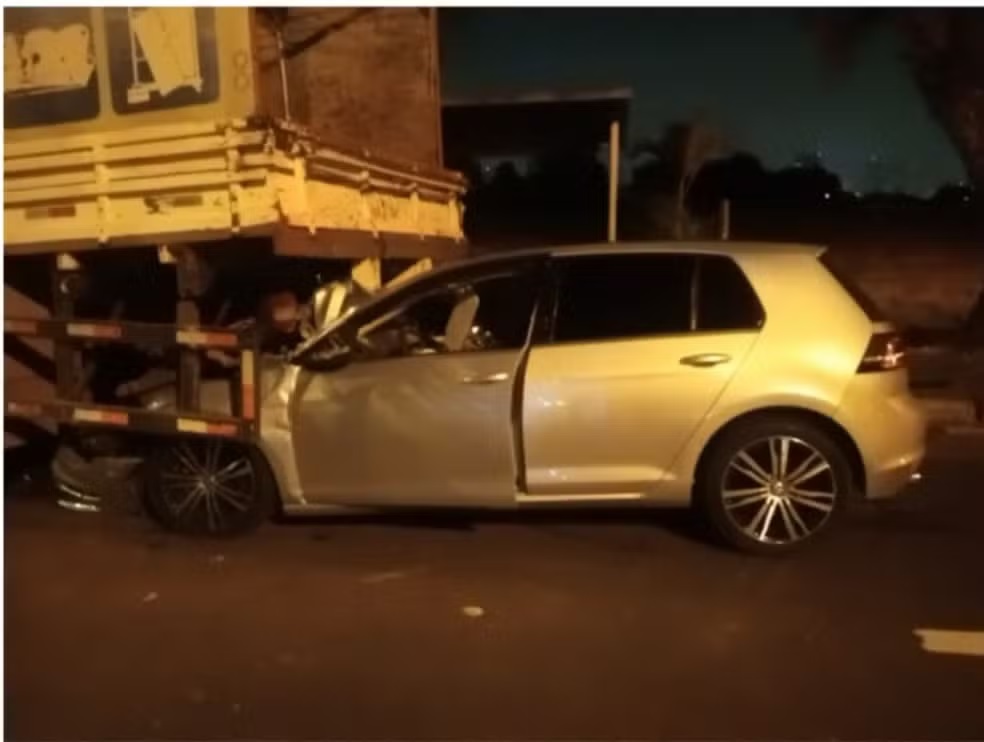 Homem morre após bater na traseira de caminhão da prefeitura