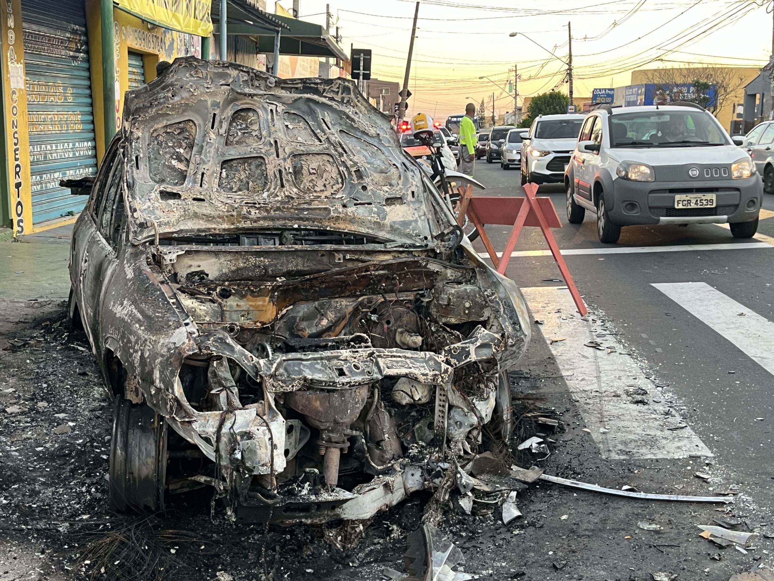 Motorista perde o controle, bate em caminhonete e carro pega fogo