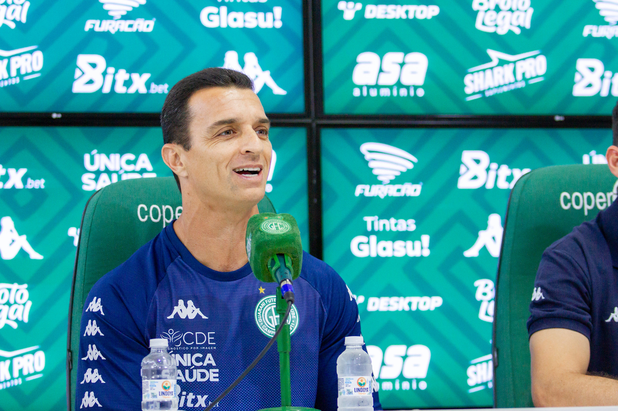 Junior Rocha é apresentado no Guarani: “Temos condições de fazer grandes jogos”