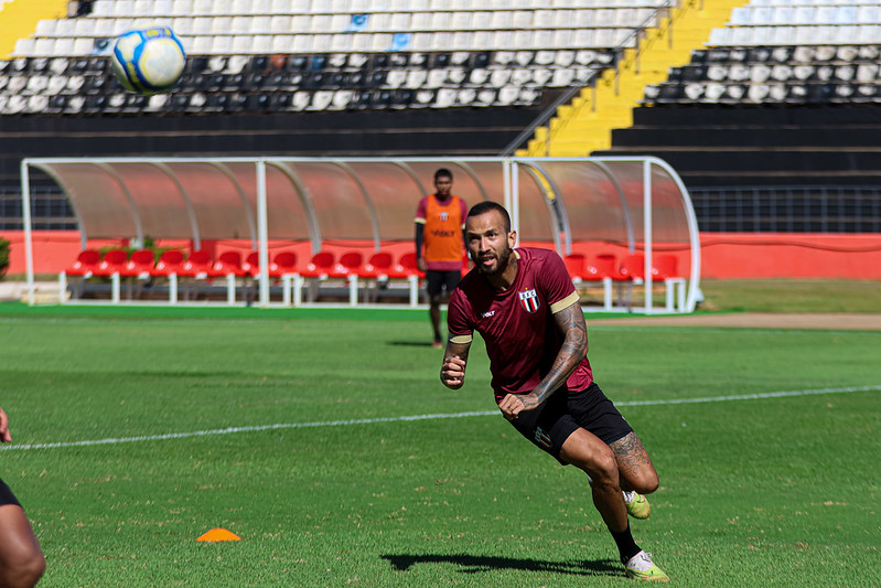 Leandro Pereira curte jejum no Botafogo, mas ganha confiança do treinador para enfrentar o Guarani