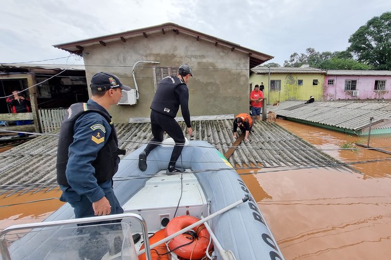 Pessoas da região ajudam em resgates no Rio Grande do Sul