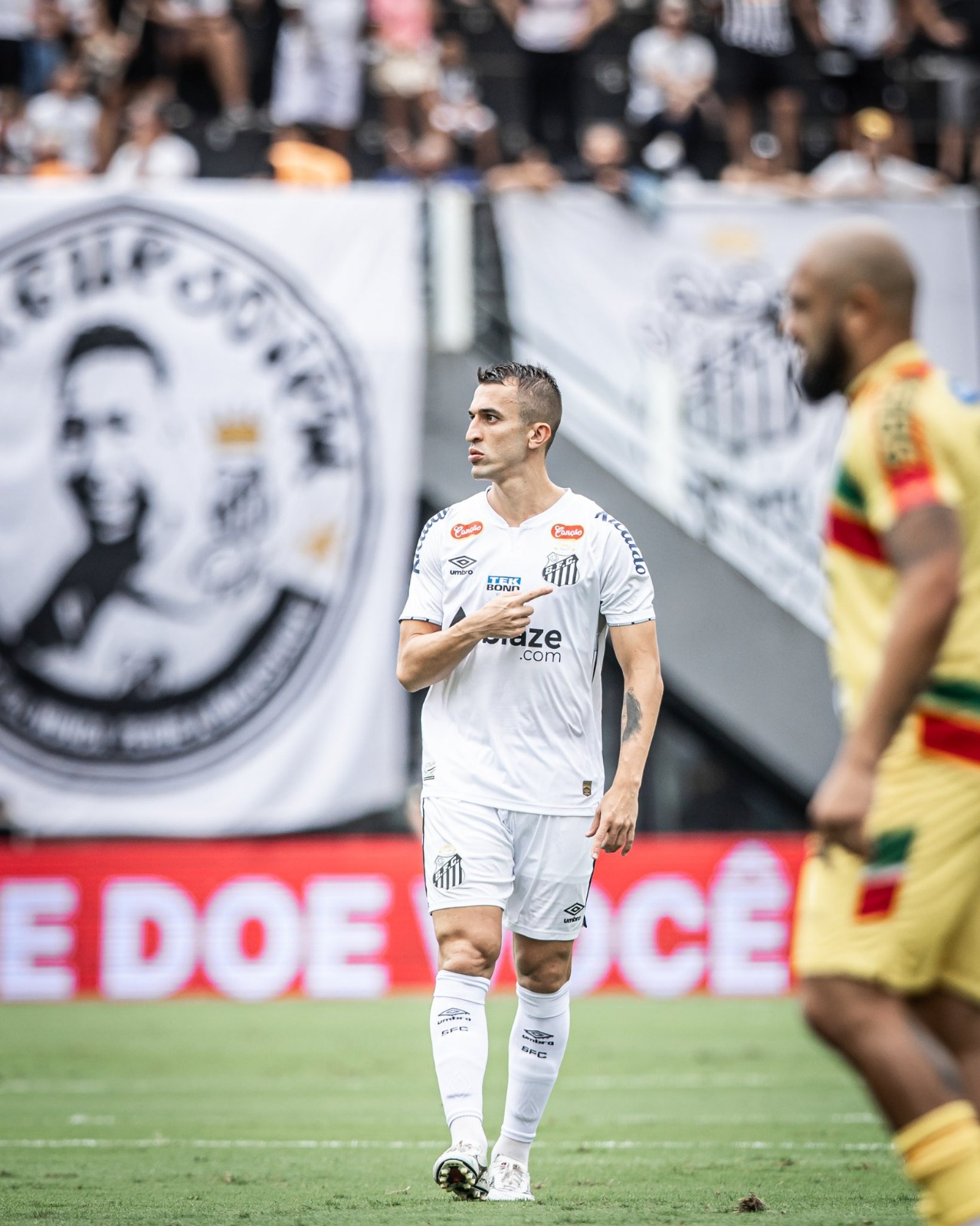 Meio-campo João Schmidt pode desfalcar o Santos contra o América-MG em BH