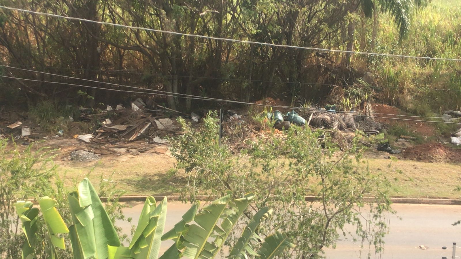 Moradores do bairro Chácara São Rafael reclamam de descarte irregular de lixo
