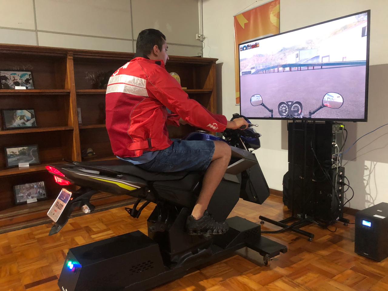 Motociclistas de entregas realizam treinamento para melhoria da segurança no trânsito