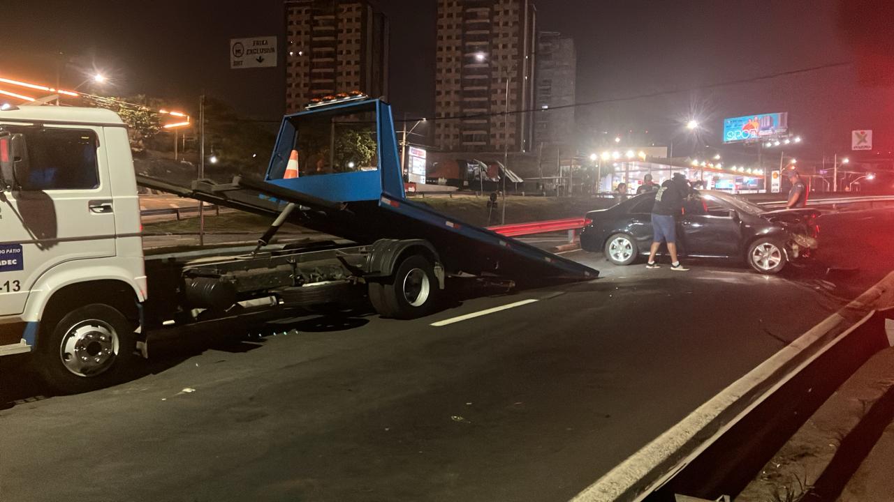 Motorista “abandona” carro após bater em defensa metálica na JB Dunlop, em Campinas 