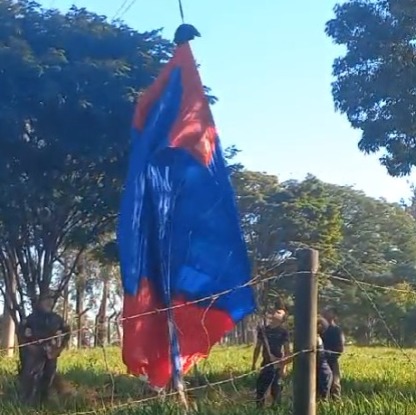 Paraquedista cai e fica pendurado em fiação elétrica em Piracicaba