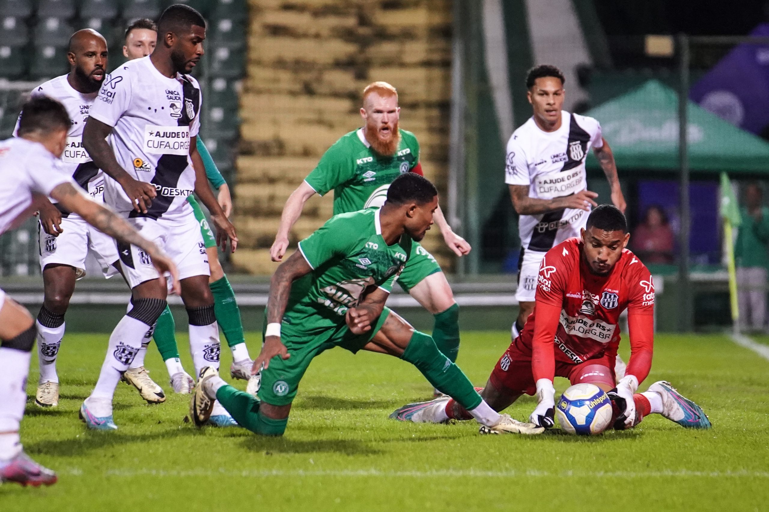 Ponte Preta e Chapecoense ficam no empate em SC
