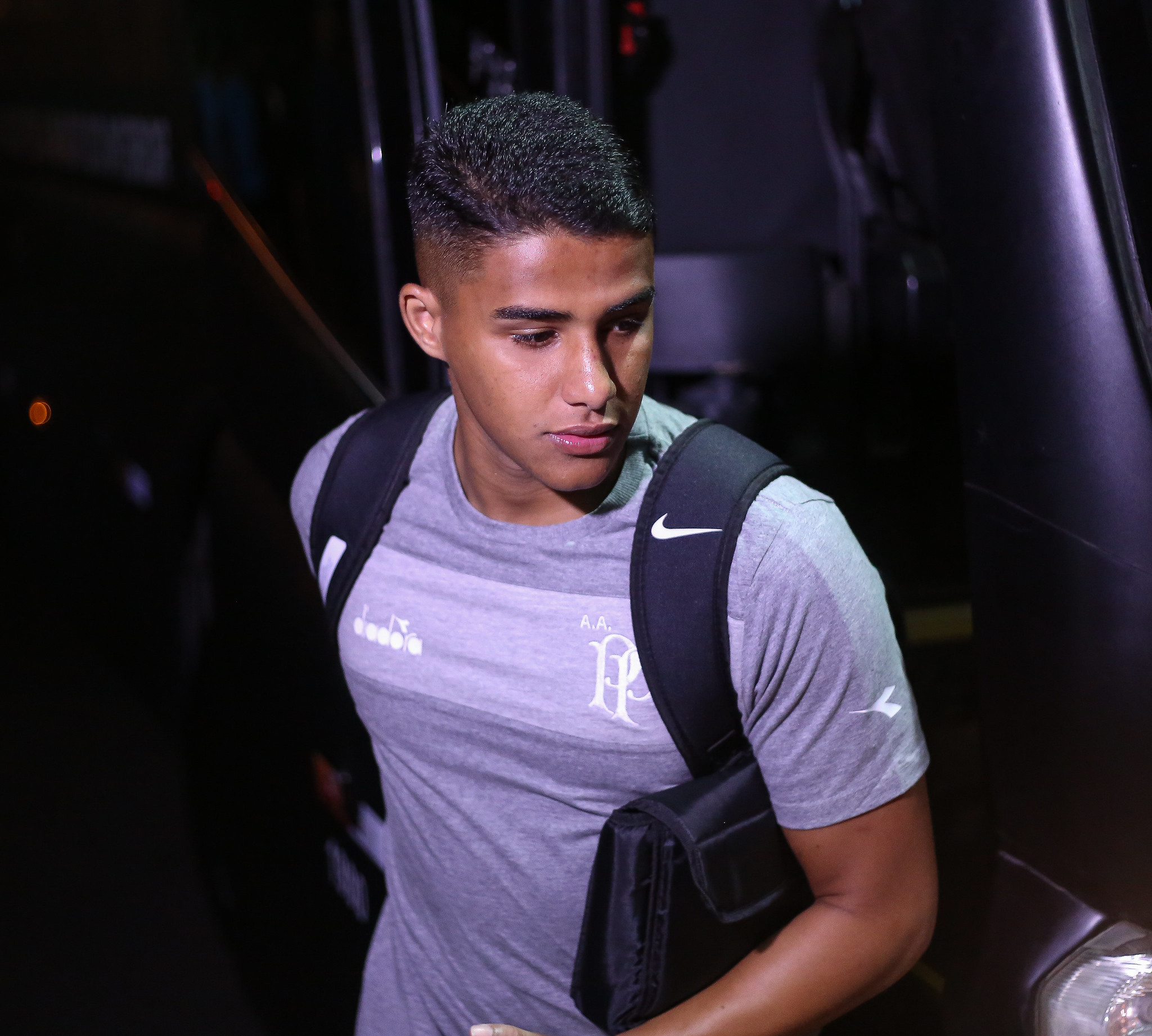 Jean Carlos rompe ligamento cruzado pela terceira vez e vai passar por cirurgia