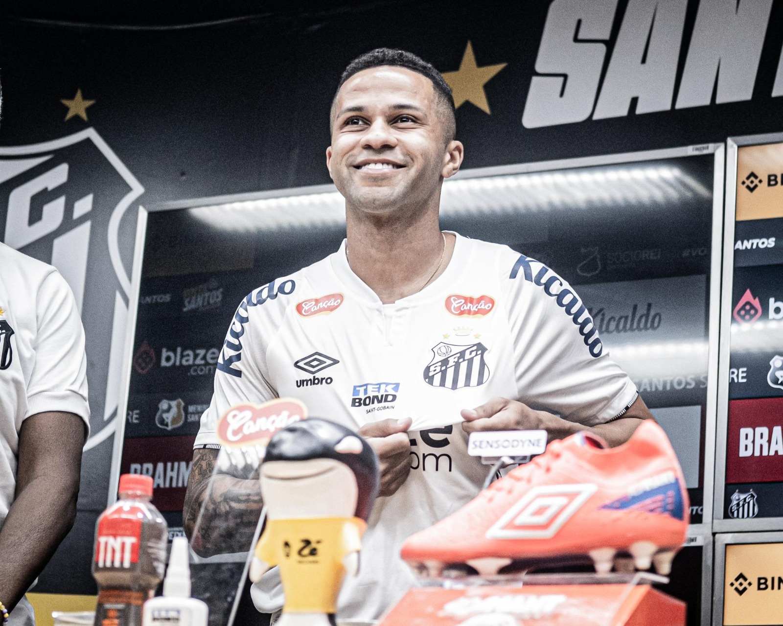 Santos apresenta Serginho que fala da interferência de Neymar na negociação