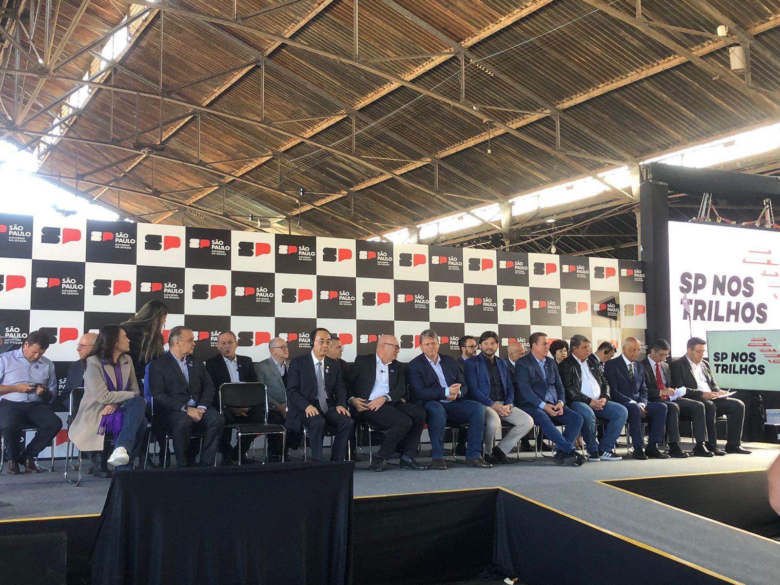 Tarcísio assina autorização para contrato de concessão do Trem Intercidades