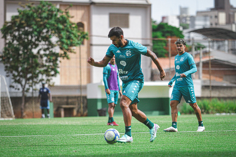 Técnico Júnior Rocha deve fazer mudanças radicais no Guarani para enfrentar o Botafogo