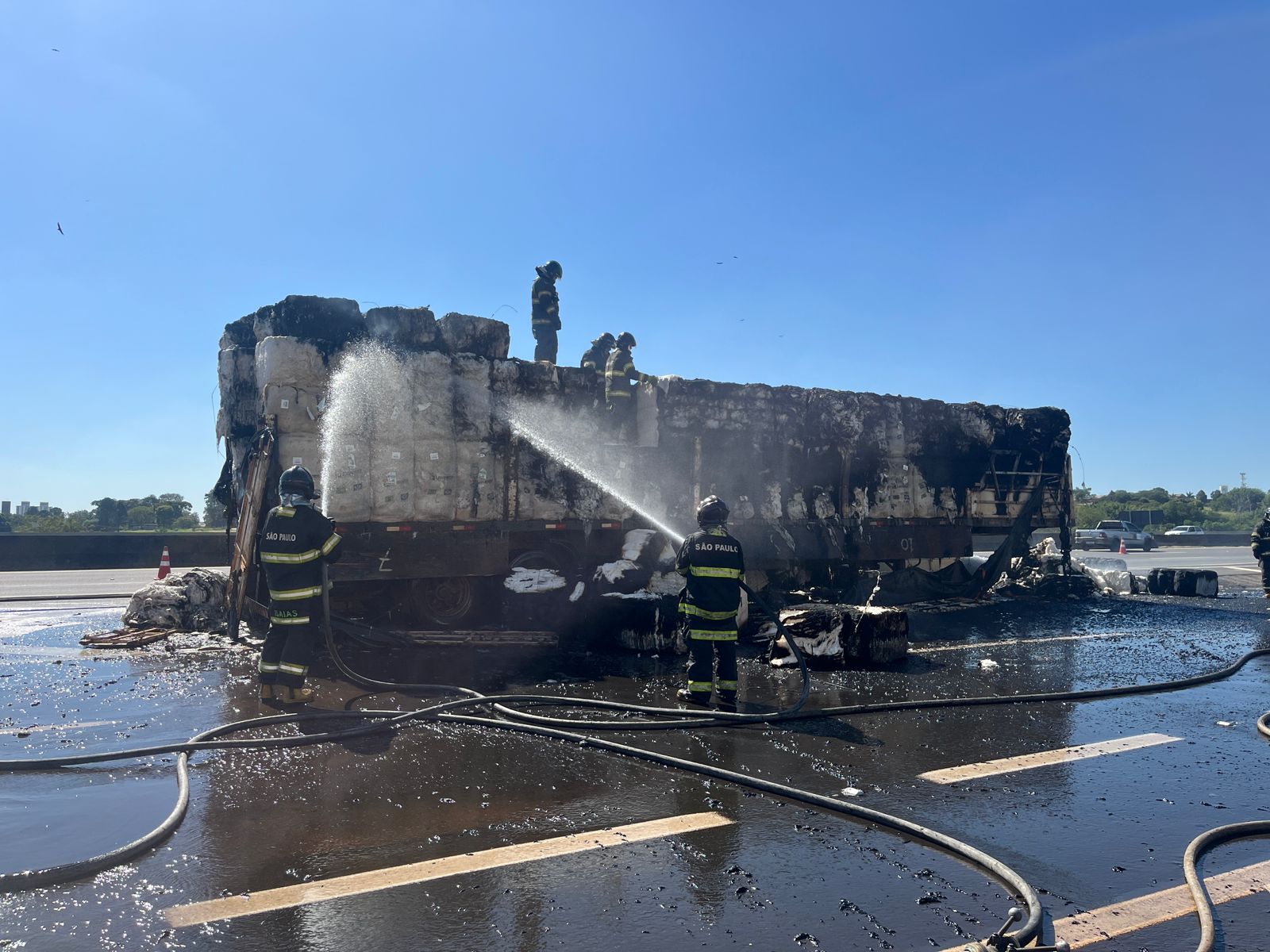 Carga de algodão pega fogo e bloqueia faixa da Bandeirantes 