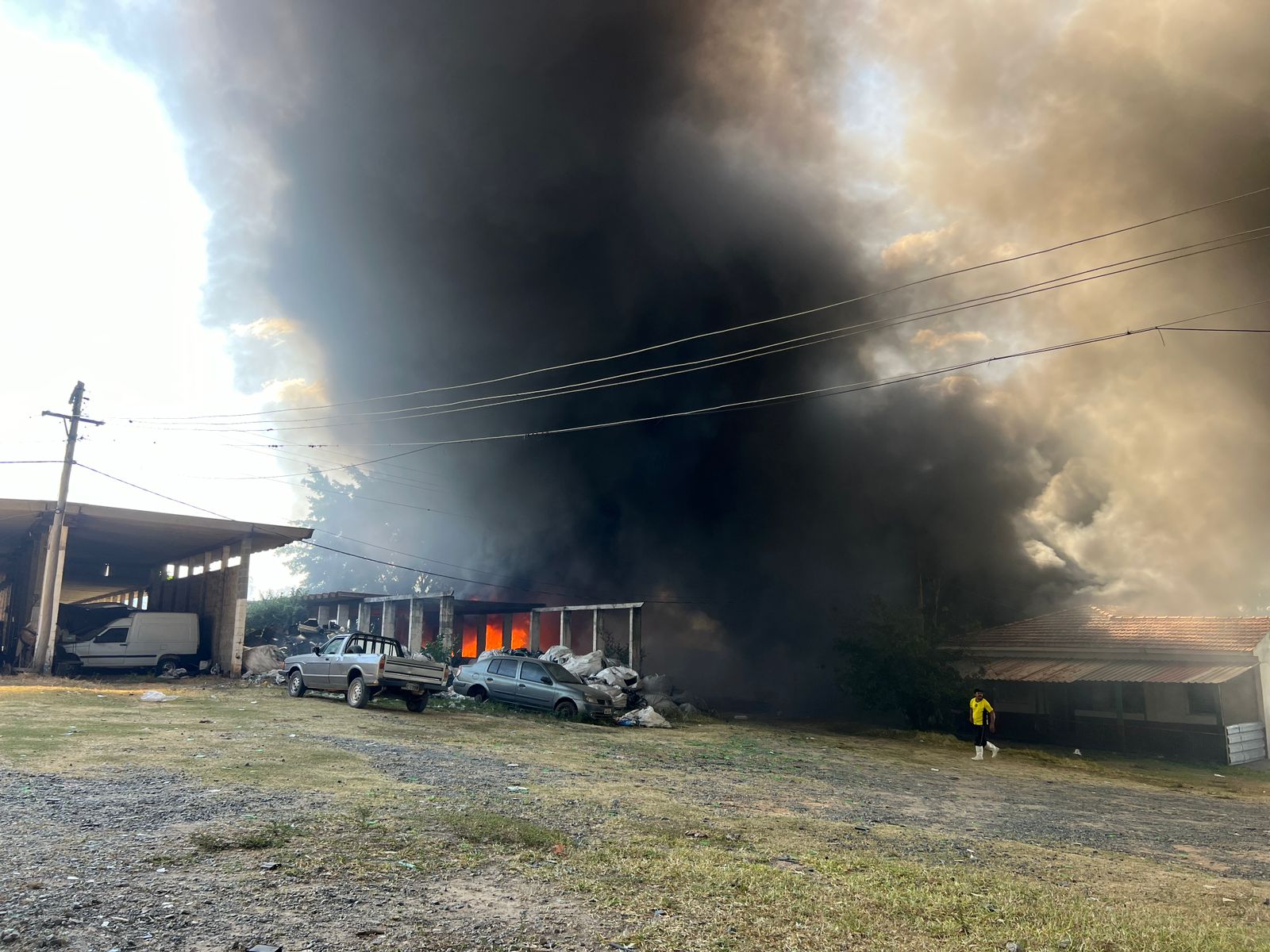 Incêndio atinge depósito de recicláveis em Campinas