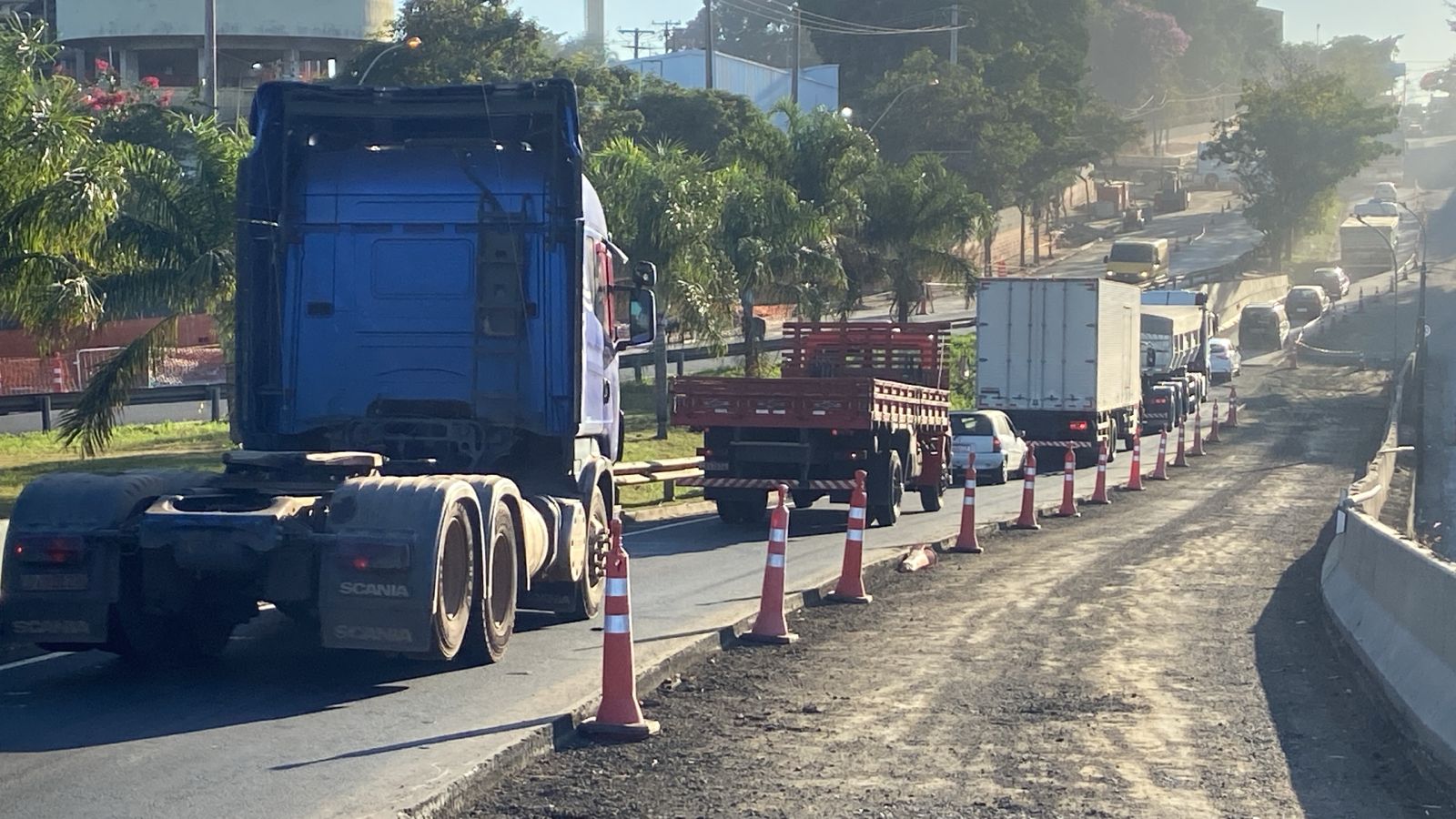 Motociclista morre ao ser atropelado por caminhão em viaduto de Piracicaba
