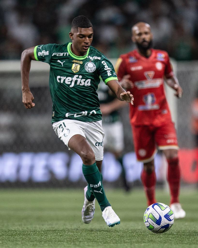 Atacante Luís Guilherme do Palmeiras viaja para Inglaterra para assinar com West Ham