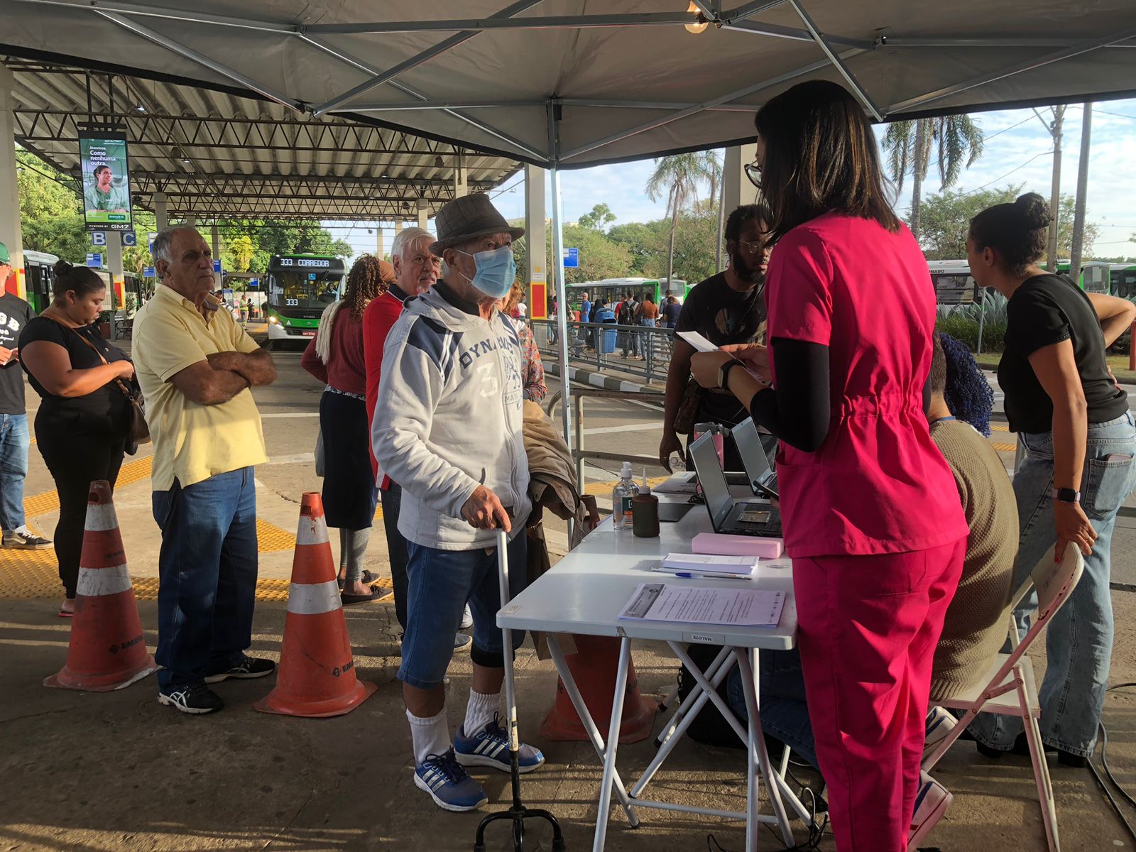 Campinas vacina população em terminais de ônibus até sexta
