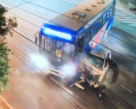 Carro colide em ônibus na Avenida Carlos Lacerda; uma pessoa fica presa nas ferragens