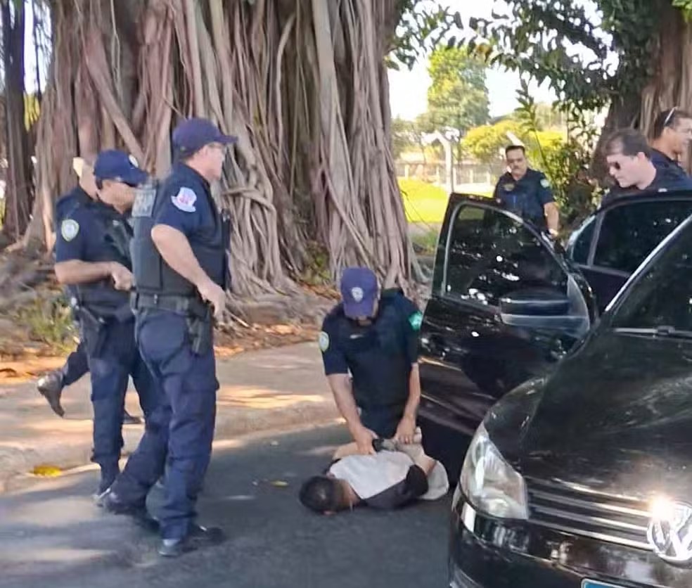 Carro fura bloqueio da GM e atropela guarda em Paulínia