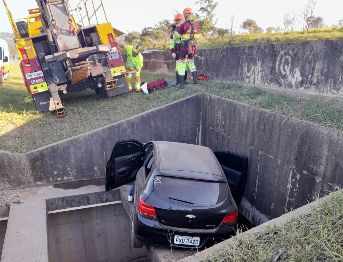 Carro invade canteiro central, ‘para’ em viga e quase cai de 5 metros de altura em Campinas