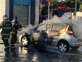 Carro pega fogo e fica destruído no Cambuí, em Campinas