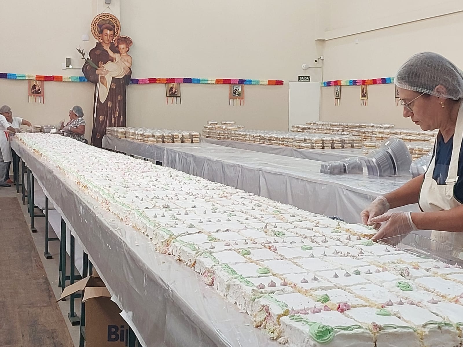 Católicos celebram Dia de Santo Antônio com missas e distribuição de pães e bolos