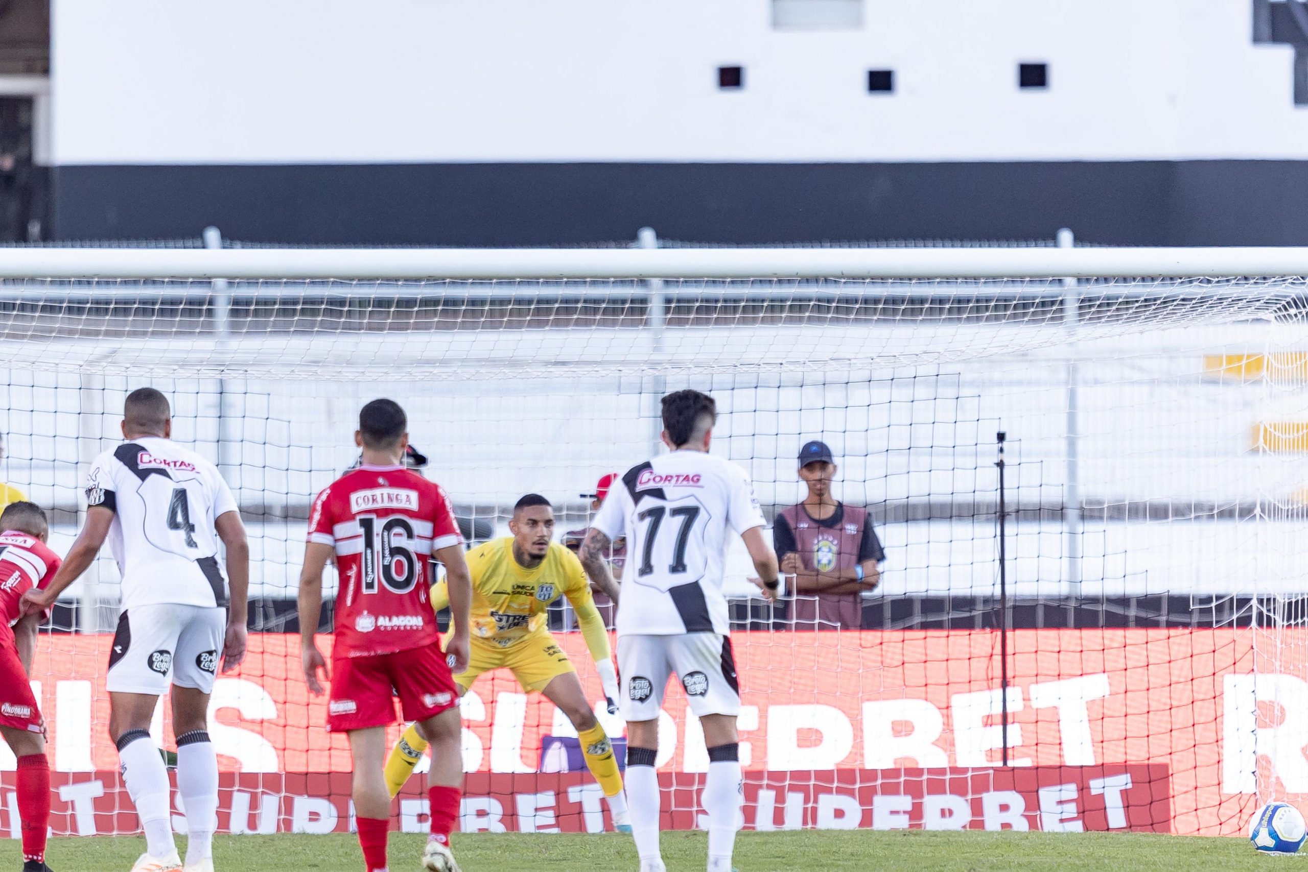 Em jogo com três pênaltis e seis gols, Ponte Preta vence o CRB no Majestoso