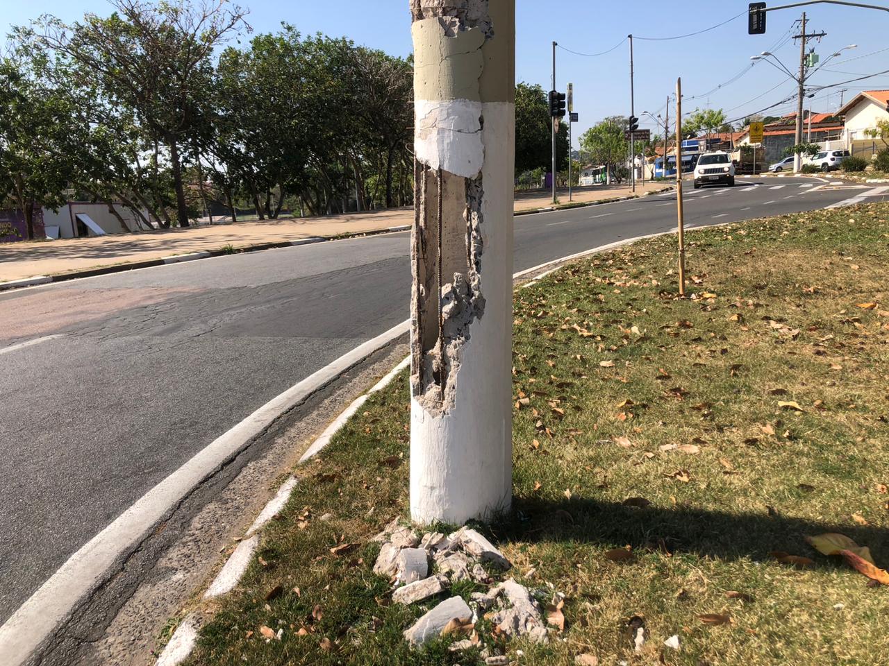 Estrutura danificada de poste gera insegurança na região do Taquaral