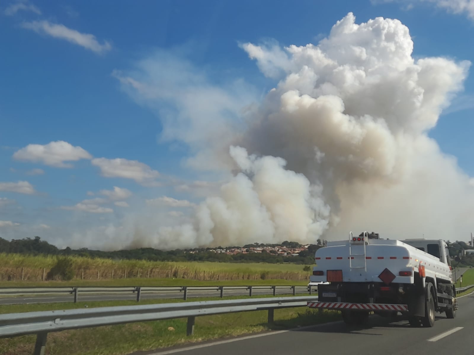 Fogo em canavial chama a atenção em Campinas 