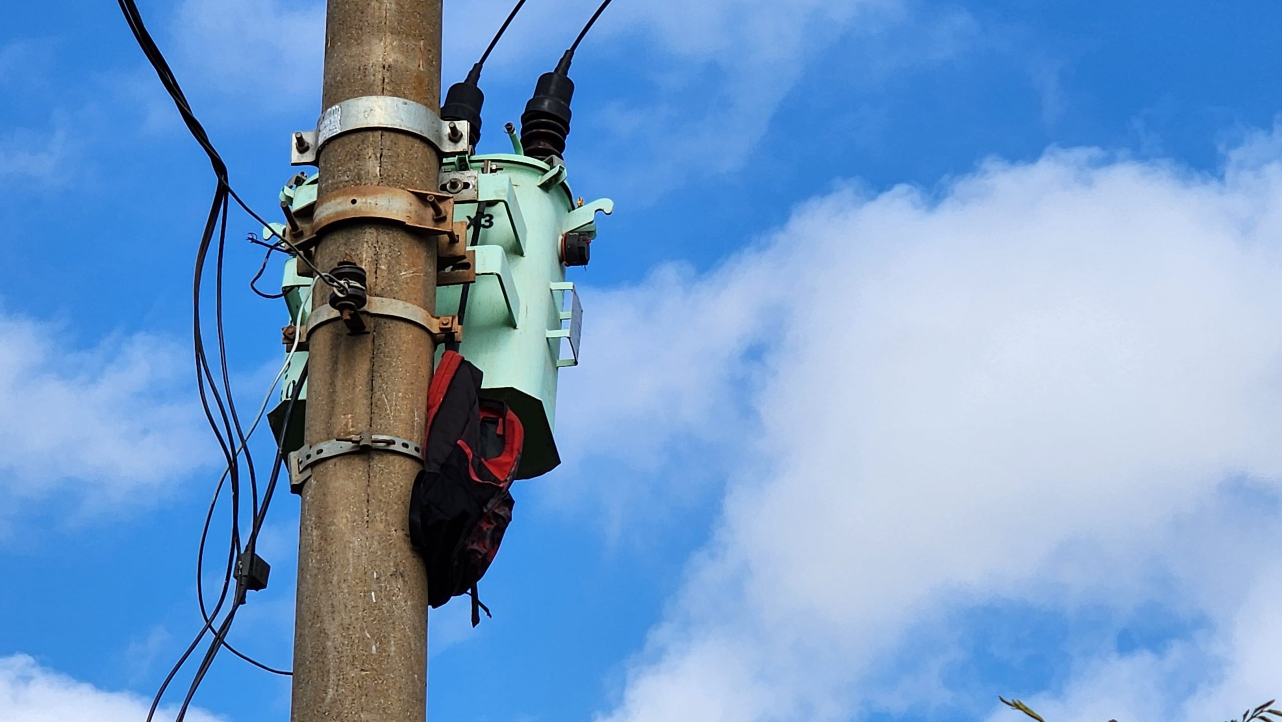 Homem é encontrado morto ao lado de poste; suspeita é de tentativa de furto de fiação 