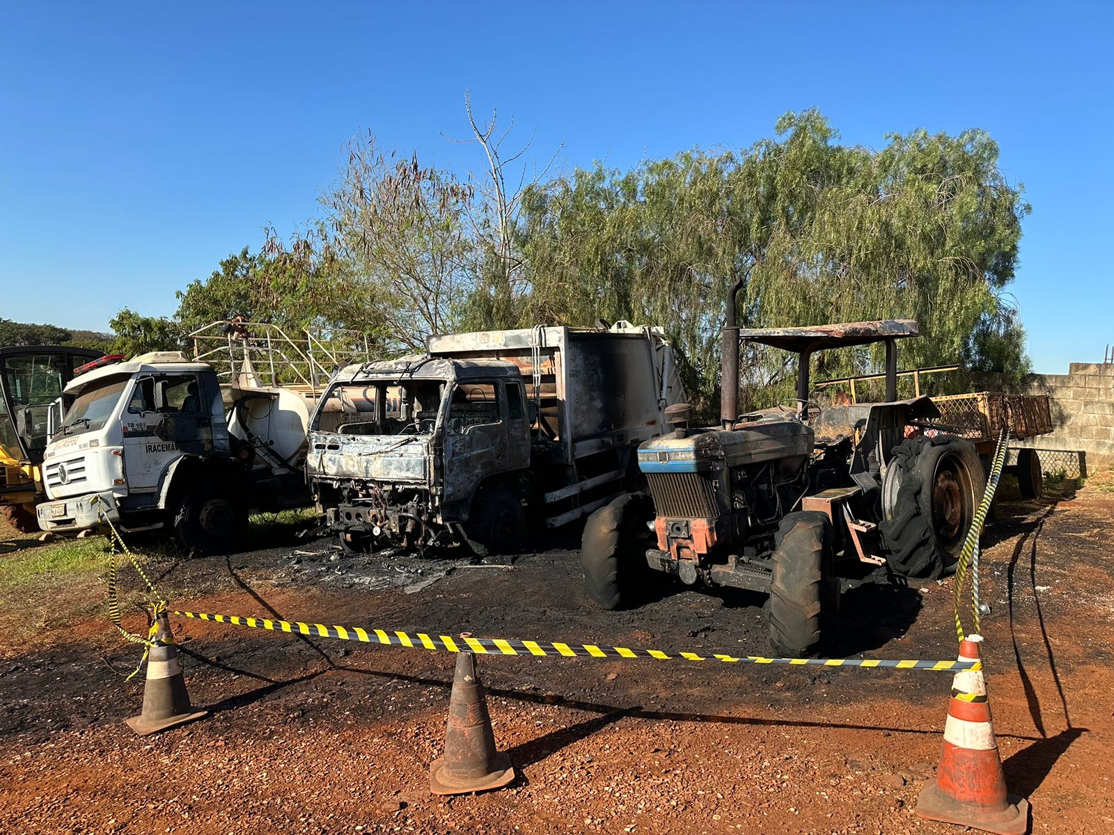 Incêndio destrói caminhões e trator da prefeitura de Iracemápolis