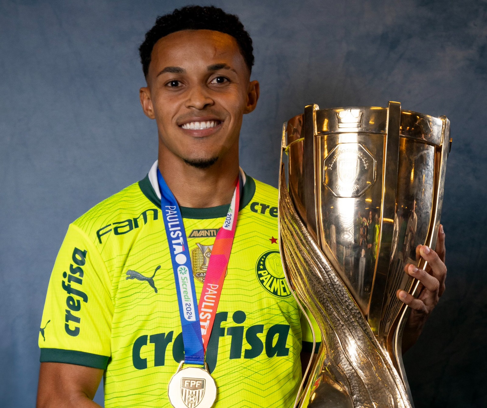 Lesão na coxa pode tirar meio-campo Lázaro das próximas rodadas do Palmeiras