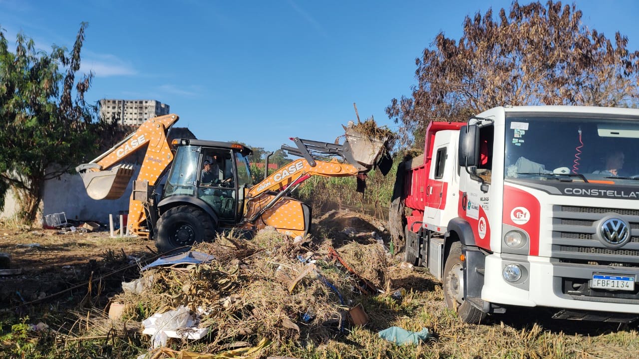 Valinhos tira 56 toneladas de lixo em espaço público usado como depósito irregular