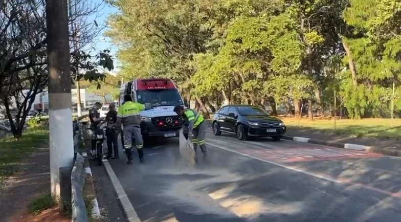 Motociclistas caem na Norte-Sul e travam avenida; havia óleo diesel na pista 