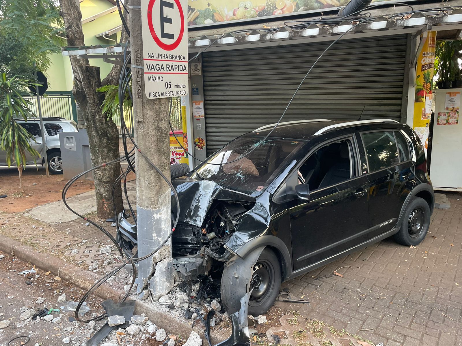 Motorista perde controle e destrói banca de frutas no Pq. das Universidades