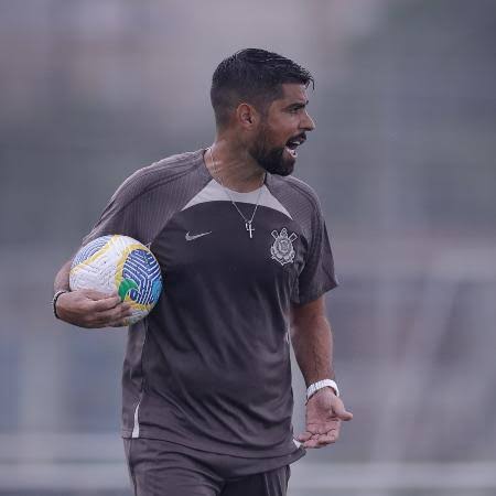 Otimista, técnico Antônio Oliveira não fala em Z4 no Corinthians
