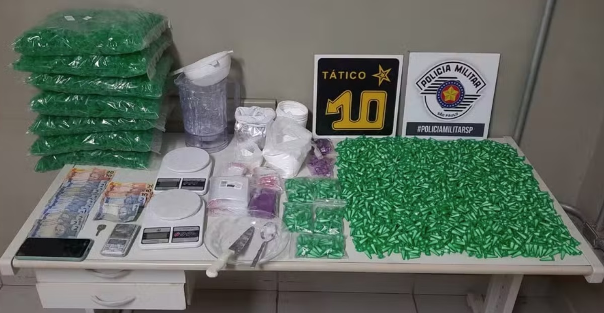 Polícia descobre ponto de tráfico de drogas que funcionava em igreja desativada