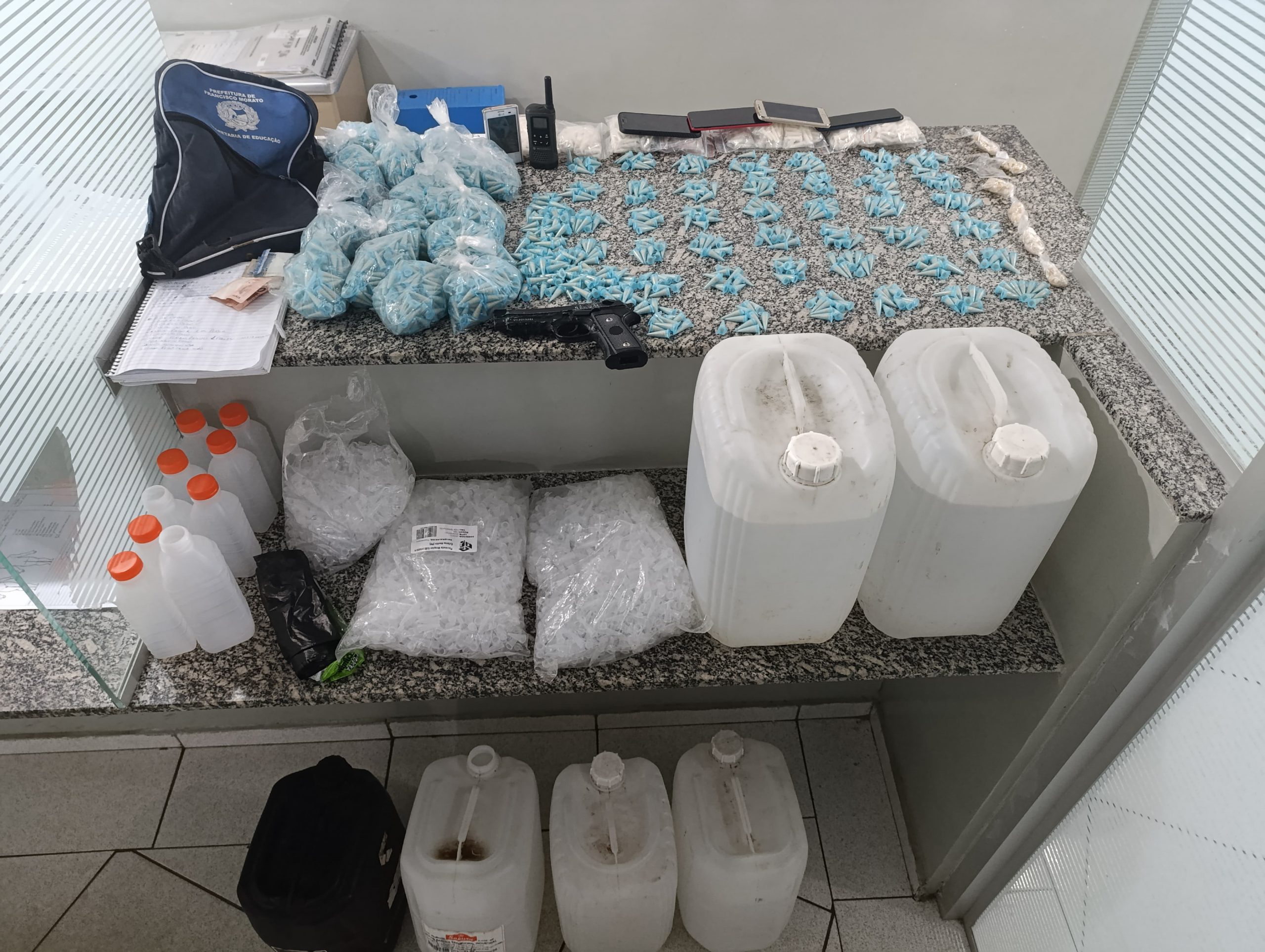 Polícia faz apreensão de drogas e moto com placa adulterada em Limeira