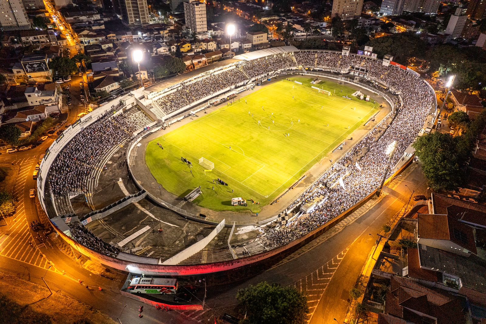 Ponte Preta confirma parceria para reforma da iluminação no Majestoso