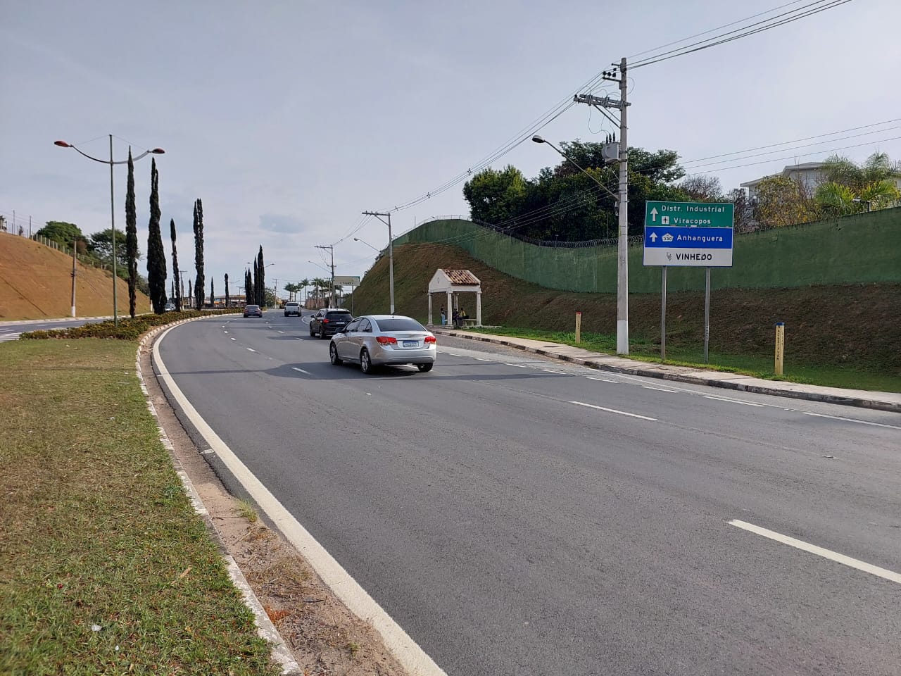 Trabalhadoras relatam perigos em atravessar avenida de Vinhedo