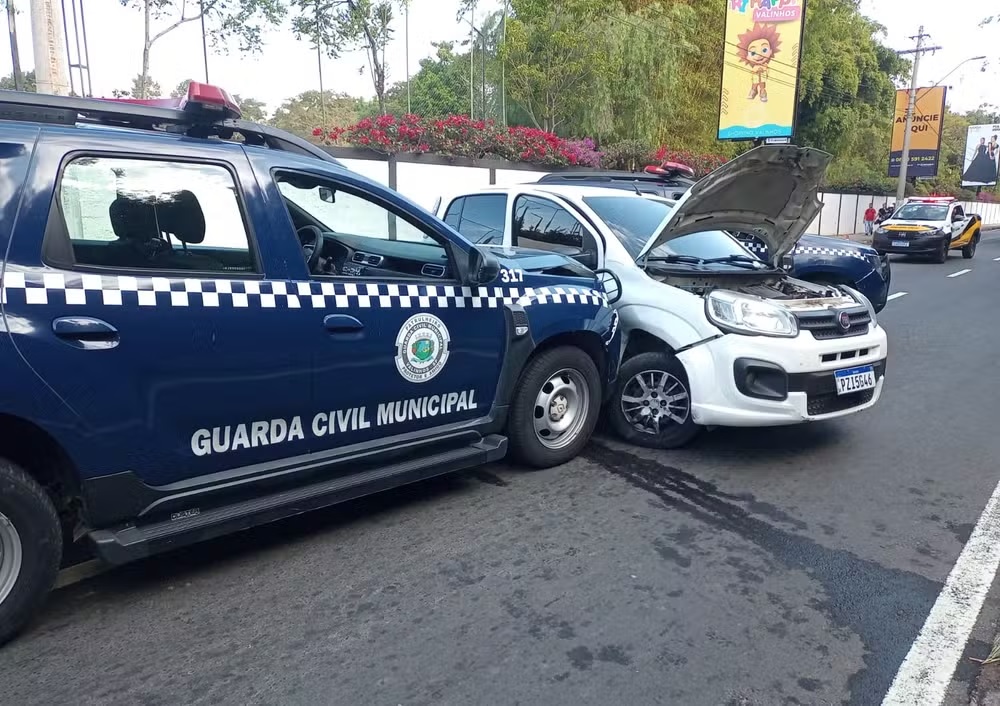 Trio suspeito de furtar loja bate em viatura da Guarda Municipal