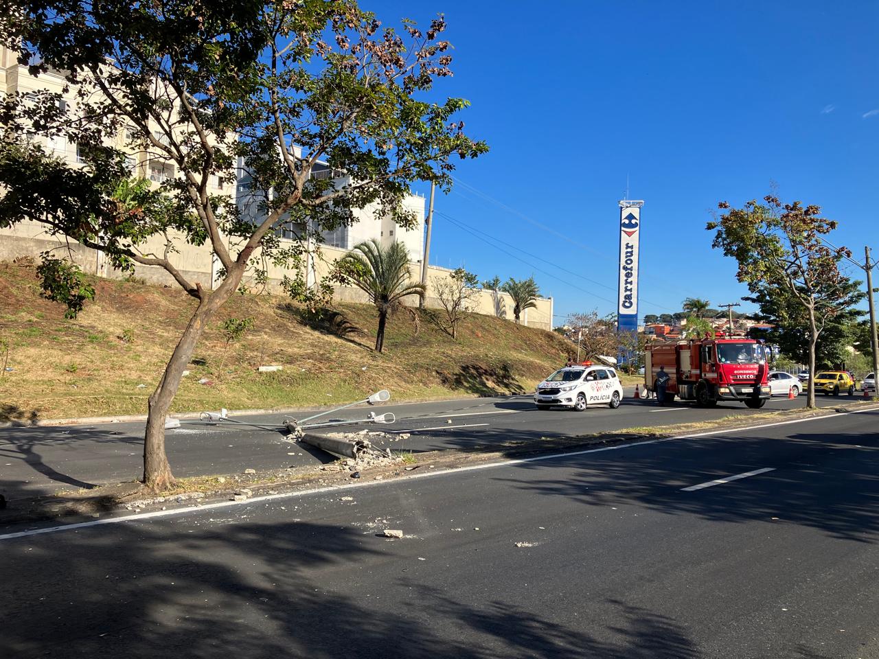 Motociclista derruba poste na Avenida Francisco de Paula Souza