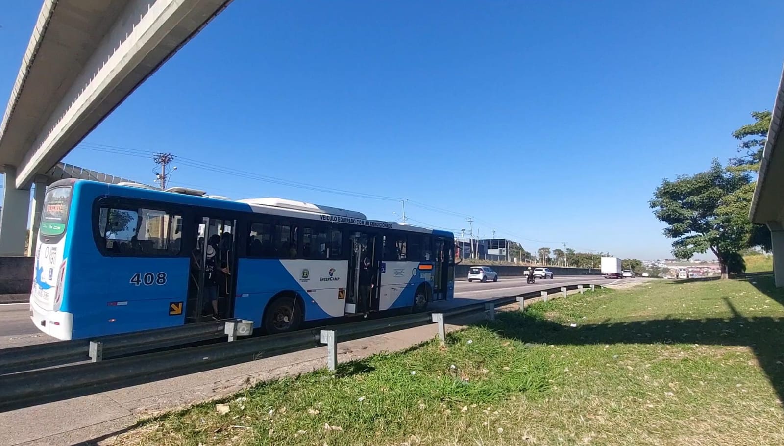 Passageiros cobram sinalização em ponto de ônibus na Santos Dumont