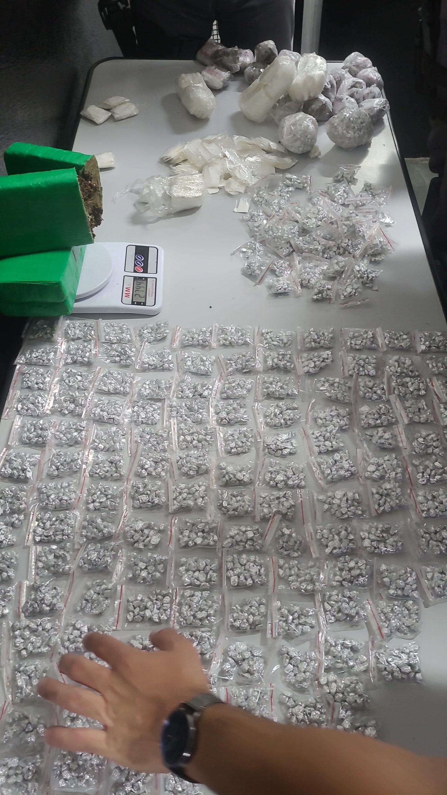 3 presos e adolescente apreendido em “casa bomba” na Vila 31 de Março