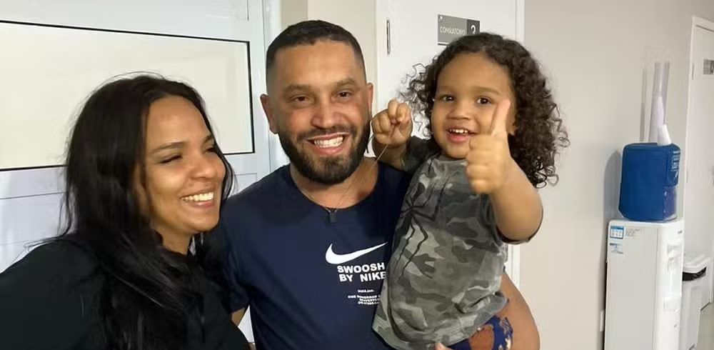 Bombeiros resgatam criança de 2 anos que caiu em buraco de 4 metros de profundidade