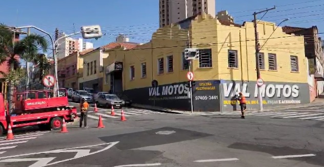 Caminhão enrosca em fios em Limeira; motorista fugiu